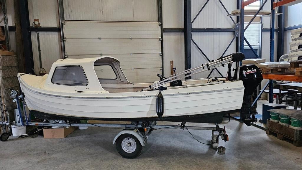 Sloep 5m, incl. trailer, 8 pk Suzuki Four Stroke, zeewaardig, Ophalen of Verzenden, Biminitop, Buitenboordmotor, Polyester