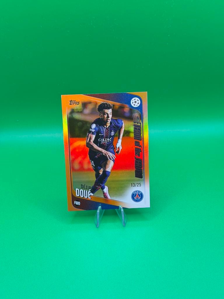Topps UCL Désiré Doué /25 Orange PSG Paris Saint Germain, Hobby en Vrije tijd, Stickers en Plaatjes, Ophalen of Verzenden, Zo goed als nieuw