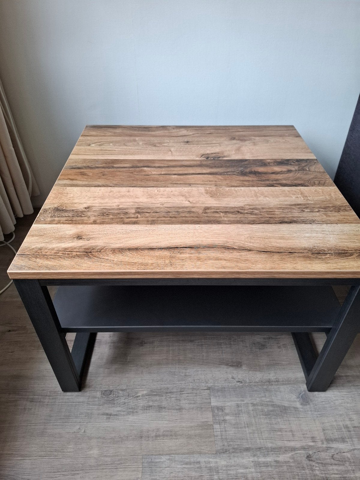 Salontafel met houtlook blad en zwart  frame, Huis en Inrichting, Tafels | Salontafels, Zo goed als nieuw, Minder dan 50 cm, 50 tot 100 cm