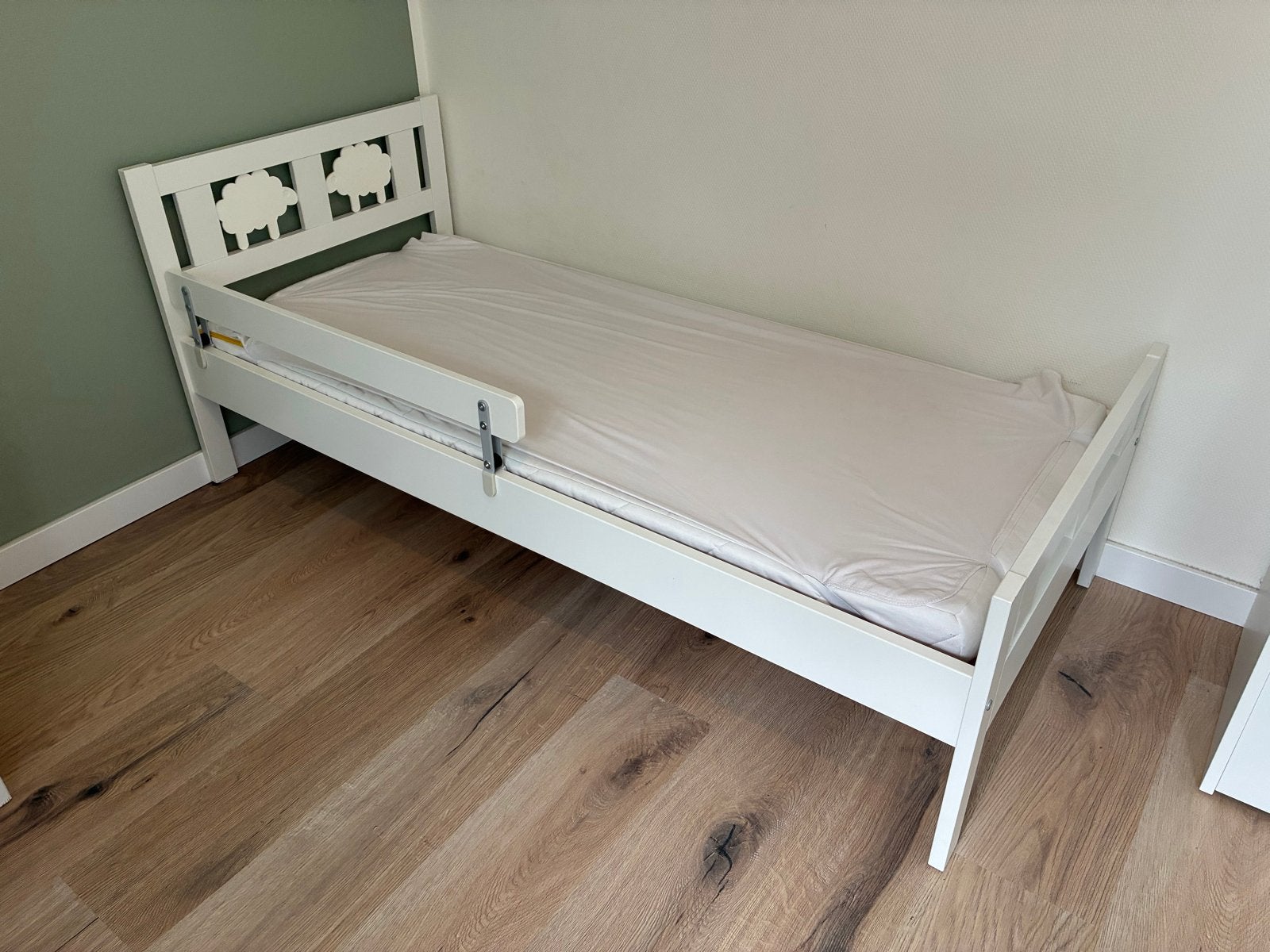 Peuterbed IKEA KRITTER wit met matras en lattenbodem, Ophalen, Gebruikt, 70 tot 85 cm, Lattenbodem