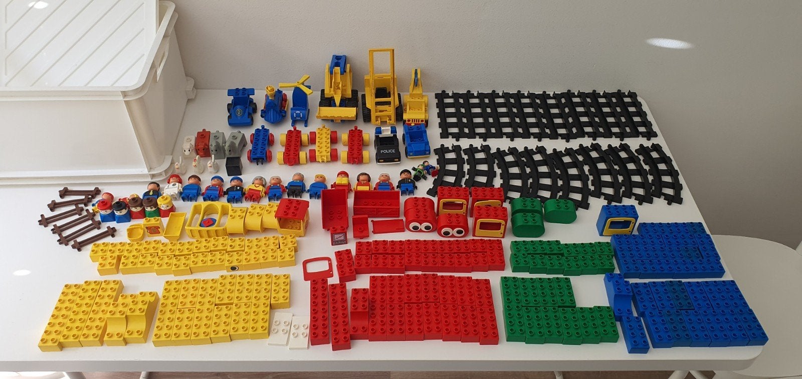 Bak vol Lego Duplo figuren, spoor, blokken en voertuigen, Ophalen of Verzenden, Gebruikt, Duplo