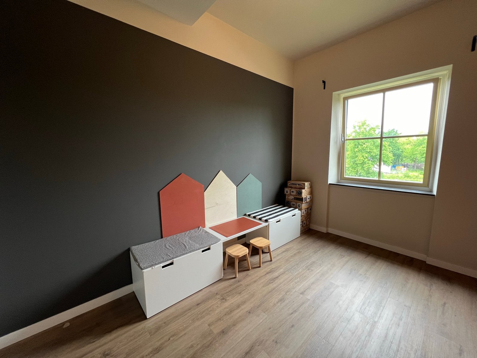 IKEA Smastad set met bureau, lades en krukjes, Ophalen, Gebruikt, Tafel(s) en Stoel(en)