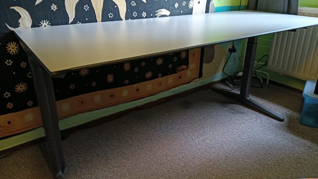 Stevige grijze tafel/ strong grey table, Ophalen, Overige typen, Gebruikt, In hoogte verstelbaar