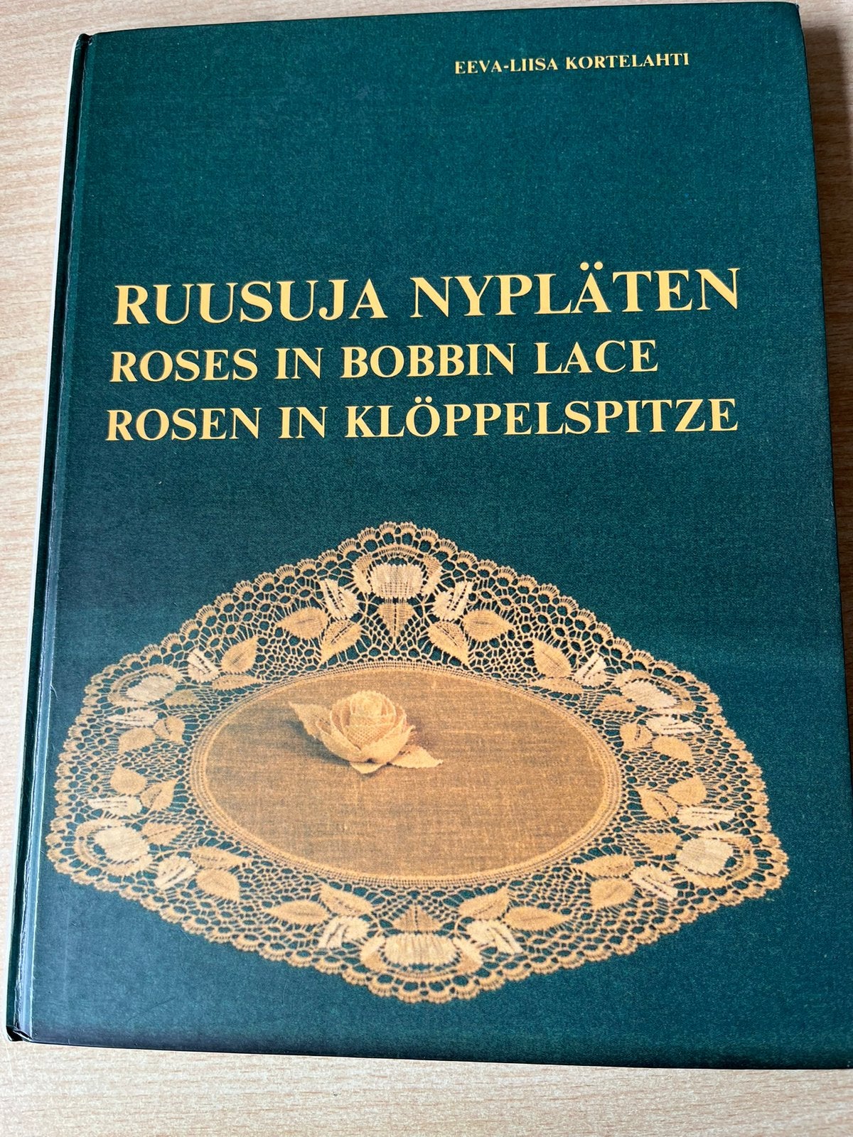 Roses in bobbin lace, Eeva-Liisa Kortelahti, Hobby en Vrije tijd, Kantklossen, Ophalen of Verzenden, Zo goed als nieuw