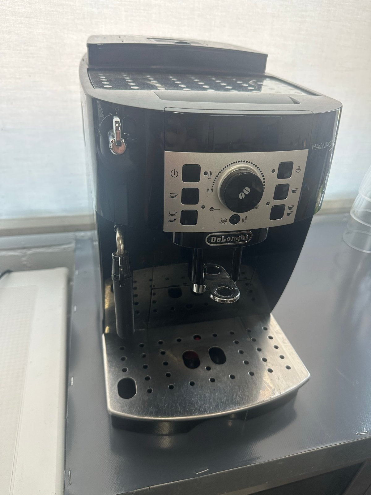 DeLonghi Magnifica S volautomatische espressomachine, Witgoed en Apparatuur, Koffiezetapparaten, Ophalen, Afneembaar waterreservoir