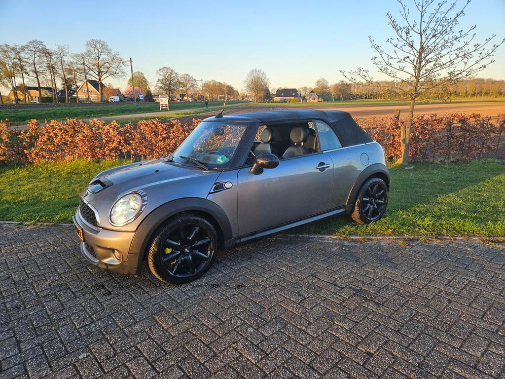 Mini cooper s cabrio 2010 Grijs, Auto's, Mini, Voorwielaandrijving, Zwart, Cabriolet, 4 stoelen