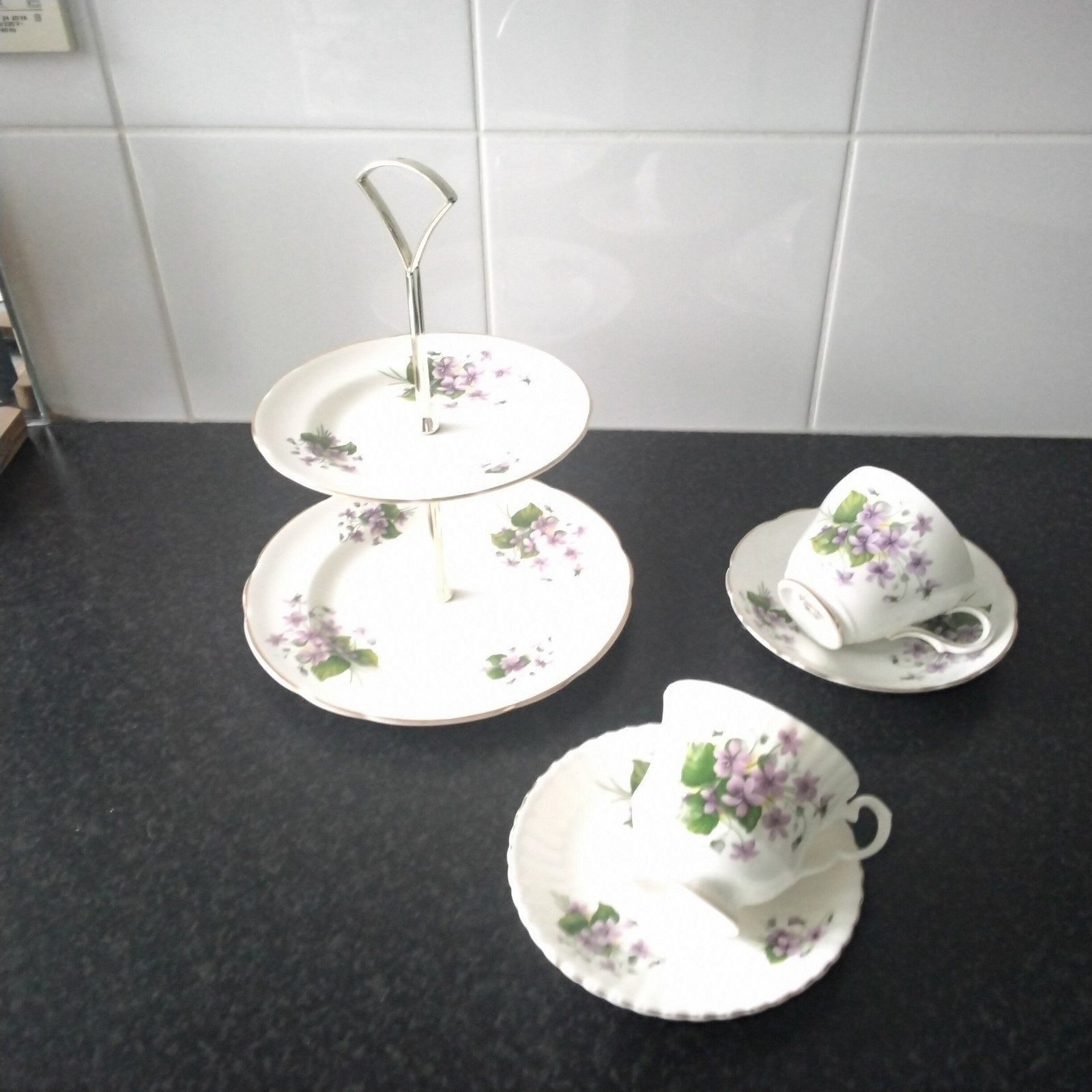 Engelse set van etagere en 2 kop en schotels "viooltjes", Ophalen of Verzenden, Porselein, Overige stijlen, Kop(pen) en/of Schotel(s)