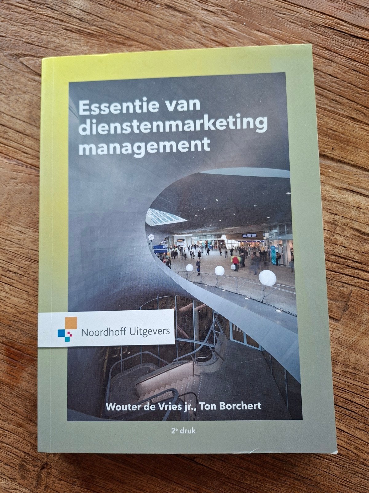Essentie van dienstenmarketing management 2e druk, Ophalen of Verzenden, Zo goed als nieuw, Management, Wouter de vries