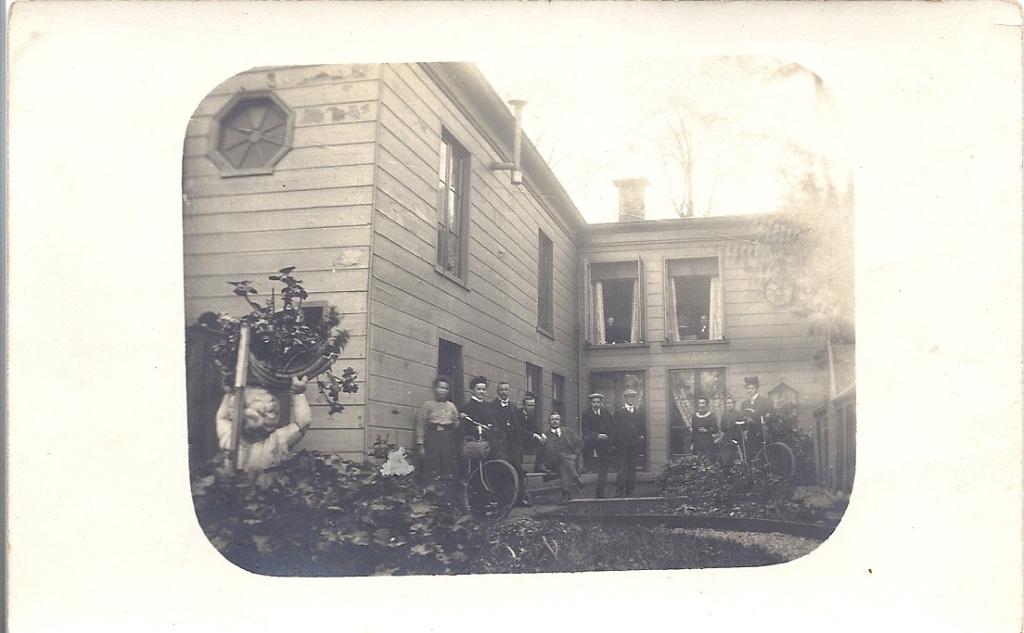 Oude Fotokaart Goes Gebouw met mensen/fiets ,waar precies?, Verzenden, 1920 tot 1940, Ongelopen, Zeeland