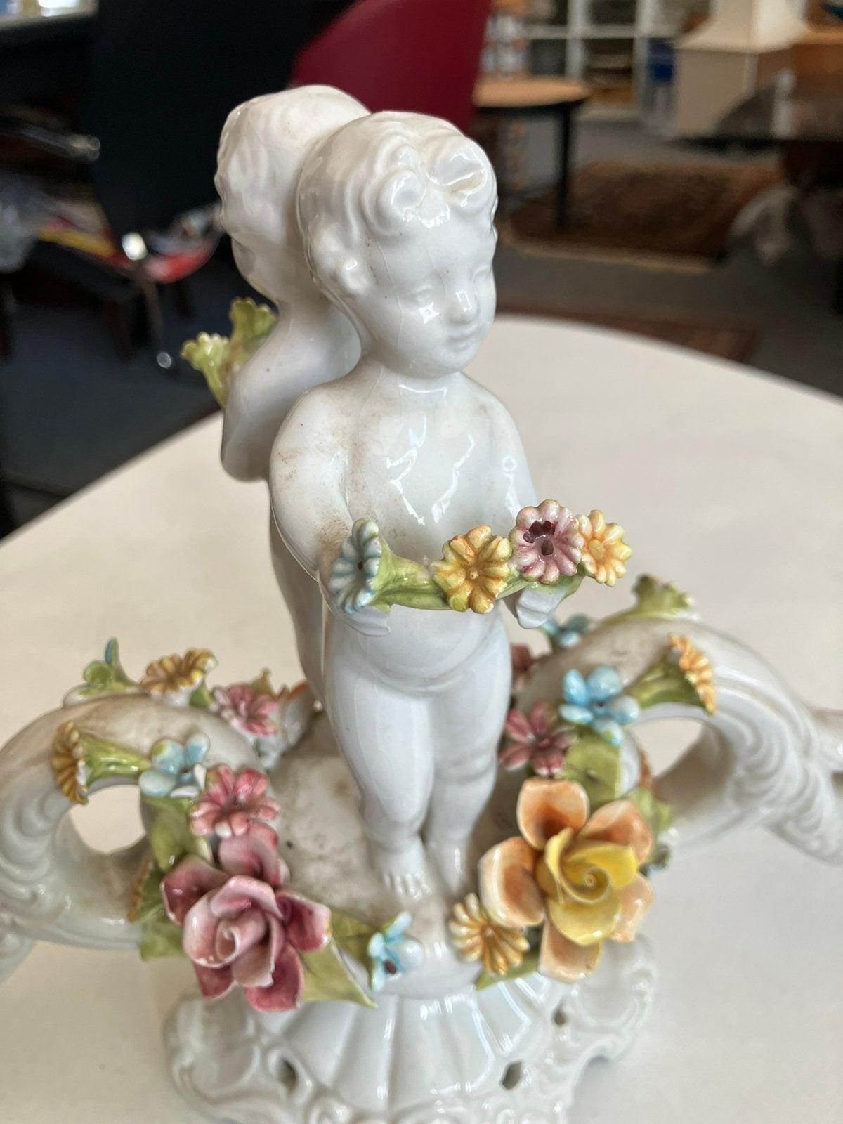 Porseleinen Kandelaar. Met kinderen met bloemen, Ophalen of Verzenden, Kandelaar