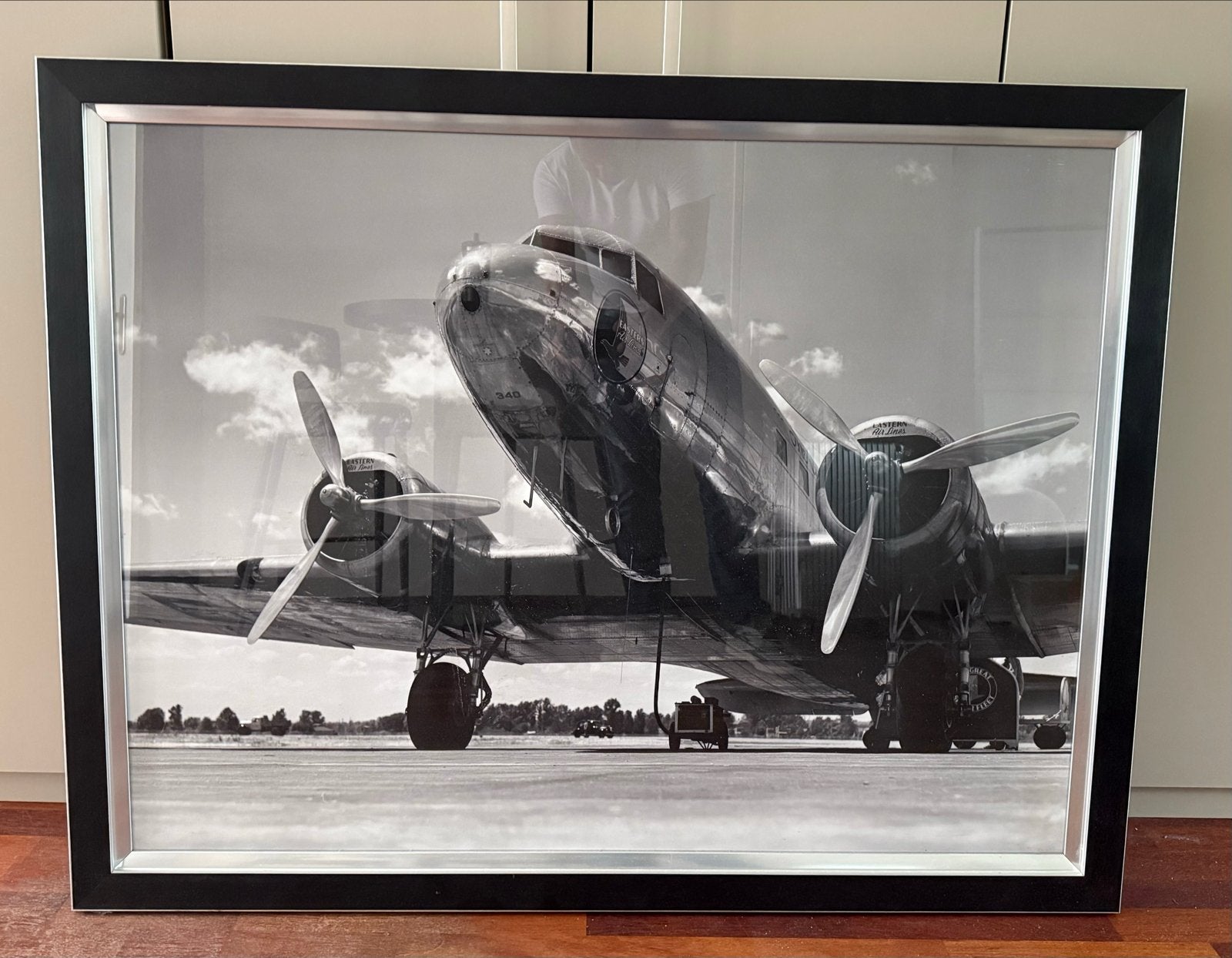 Mooie zwart wit vliegtuig foto met lijst slechts €40, Antiek en Kunst, Kunst | Tekeningen en Foto's, Ophalen, Foto, Fotografie