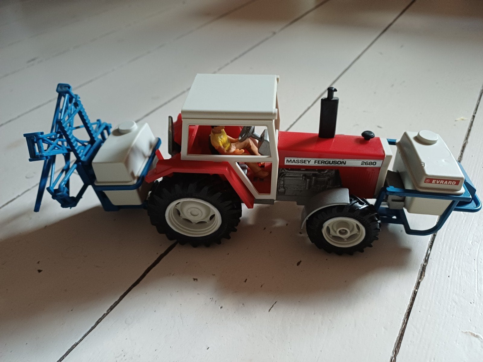 Miniatuur Massey Ferguson 2680 tractor met werktuig, Ophalen of Verzenden, Gebruikt