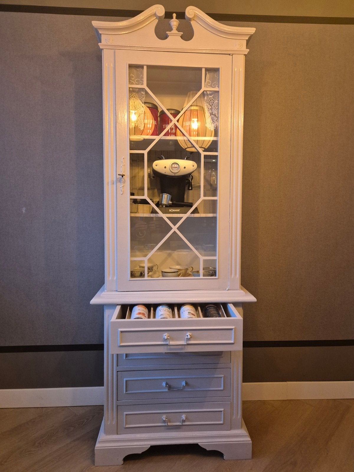Unieke pastelroze koffiebar/kast met glas en houtsnijwerk, Huis en Inrichting, Ophalen