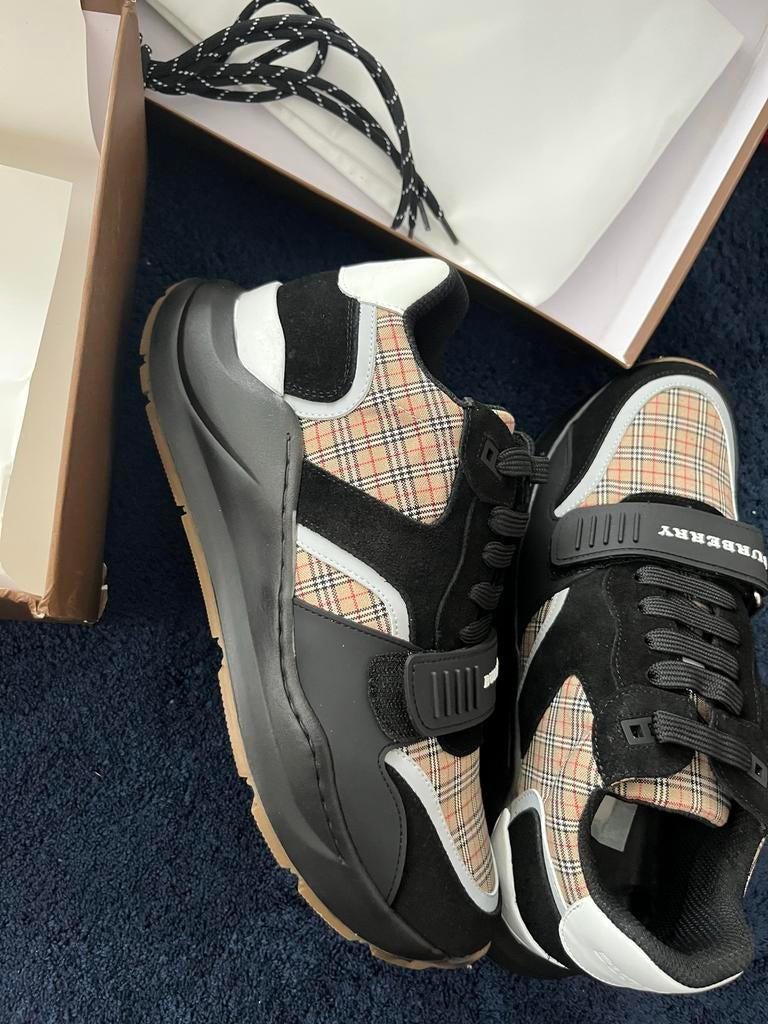 Burberry schoenen, Ophalen of Verzenden, Zo goed als nieuw, Zwart, Sneakers of Gympen