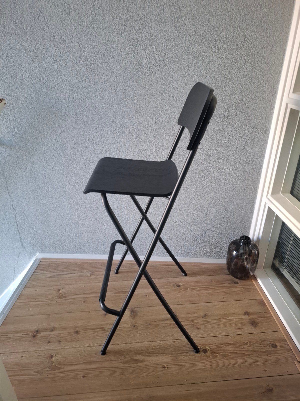 Zwarte barkruk met rugleuning - Ikea, Ophalen, Met voetsteun, 60 tot 90 cm, Zo goed als nieuw