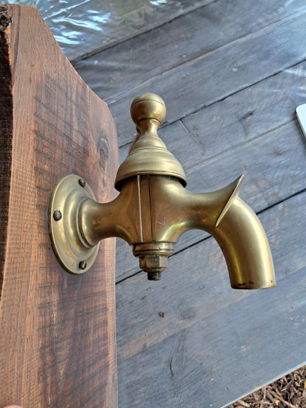 Antieke messing kraan op eikenhouten plank, Ophalen of Verzenden