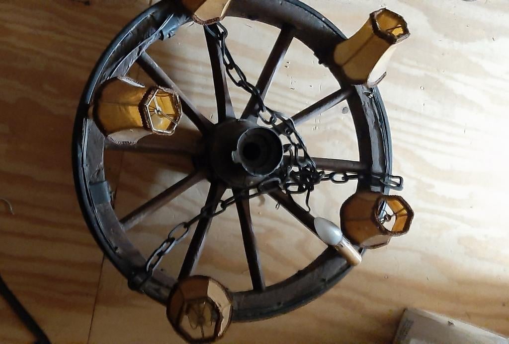 Hanglamp met muurlampje van oud wagenwiel  vintage, Antiek en Kunst, Ophalen