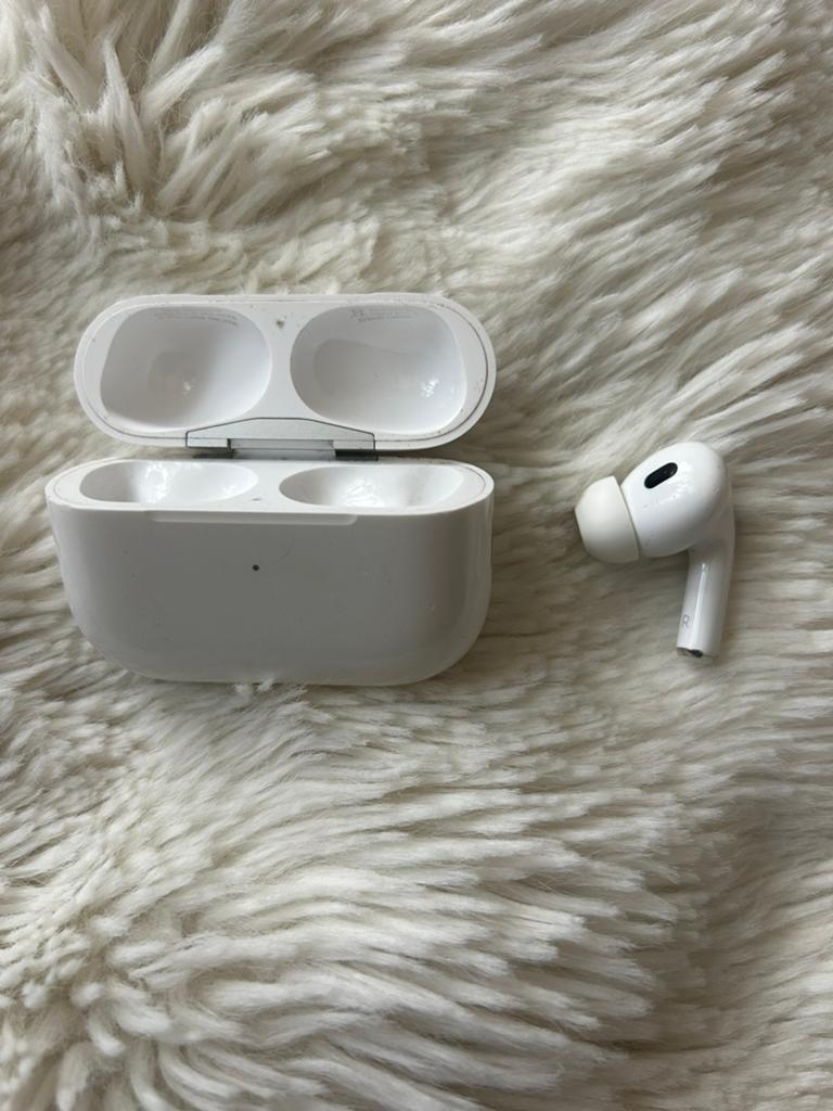 airpod pro 2 case + rechter airpod, Telecommunicatie, Mobiele telefoons | Oordopjes, Ophalen of Verzenden, Zo goed als nieuw