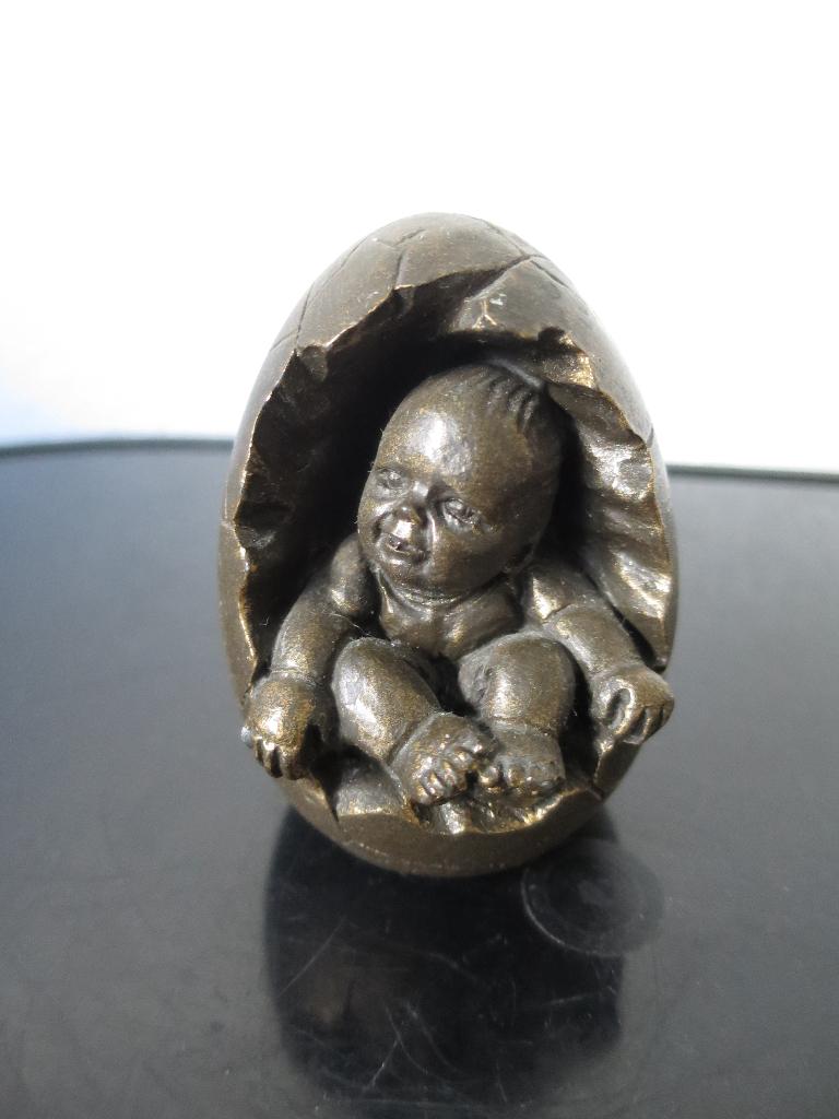 MOOI BABY BEELDJE IN EEN EI UIT MASSIEF NEOLITH 8 CM, Ophalen of Verzenden