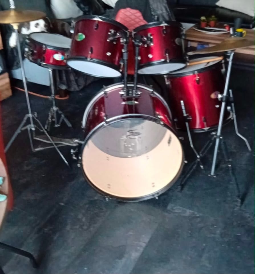 Rood drumstel met scheuren in snaredrum en bassdrum, Muziek en Instrumenten, Ophalen, Gebruikt, Overige merken