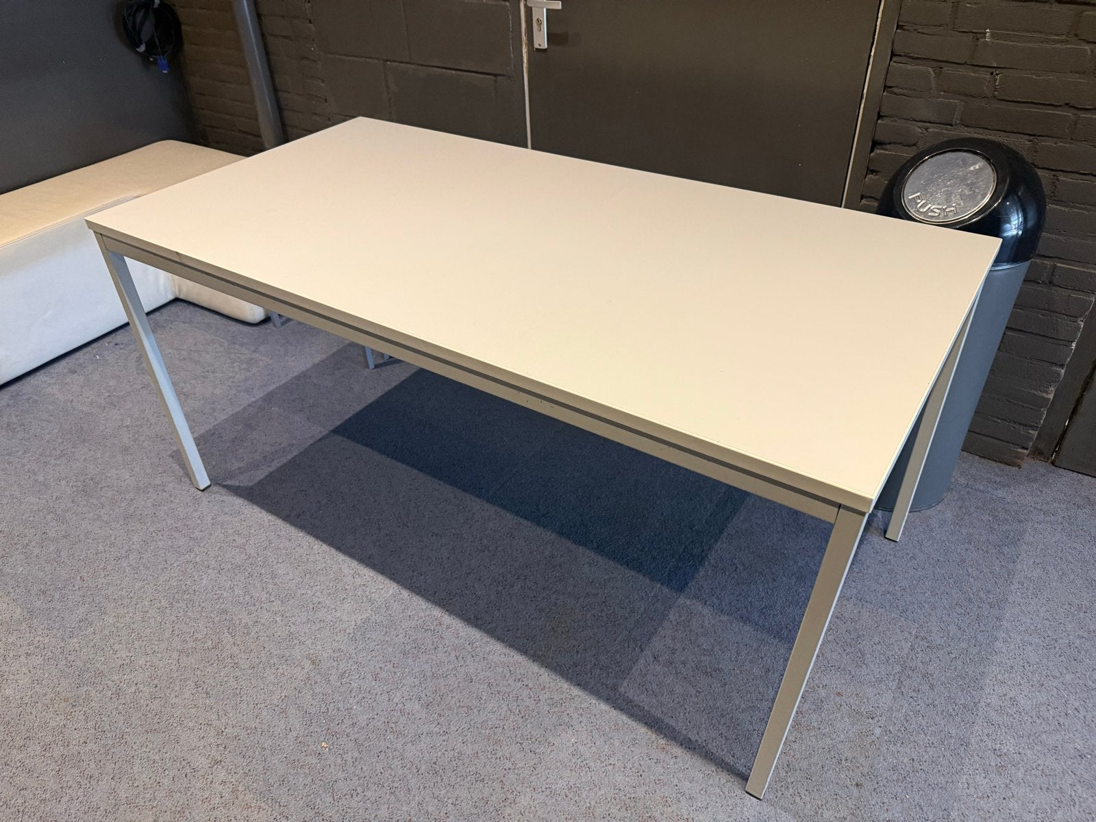 Strakke witte tafel of bureau - Modern en functioneel, Ophalen, Gebruikt