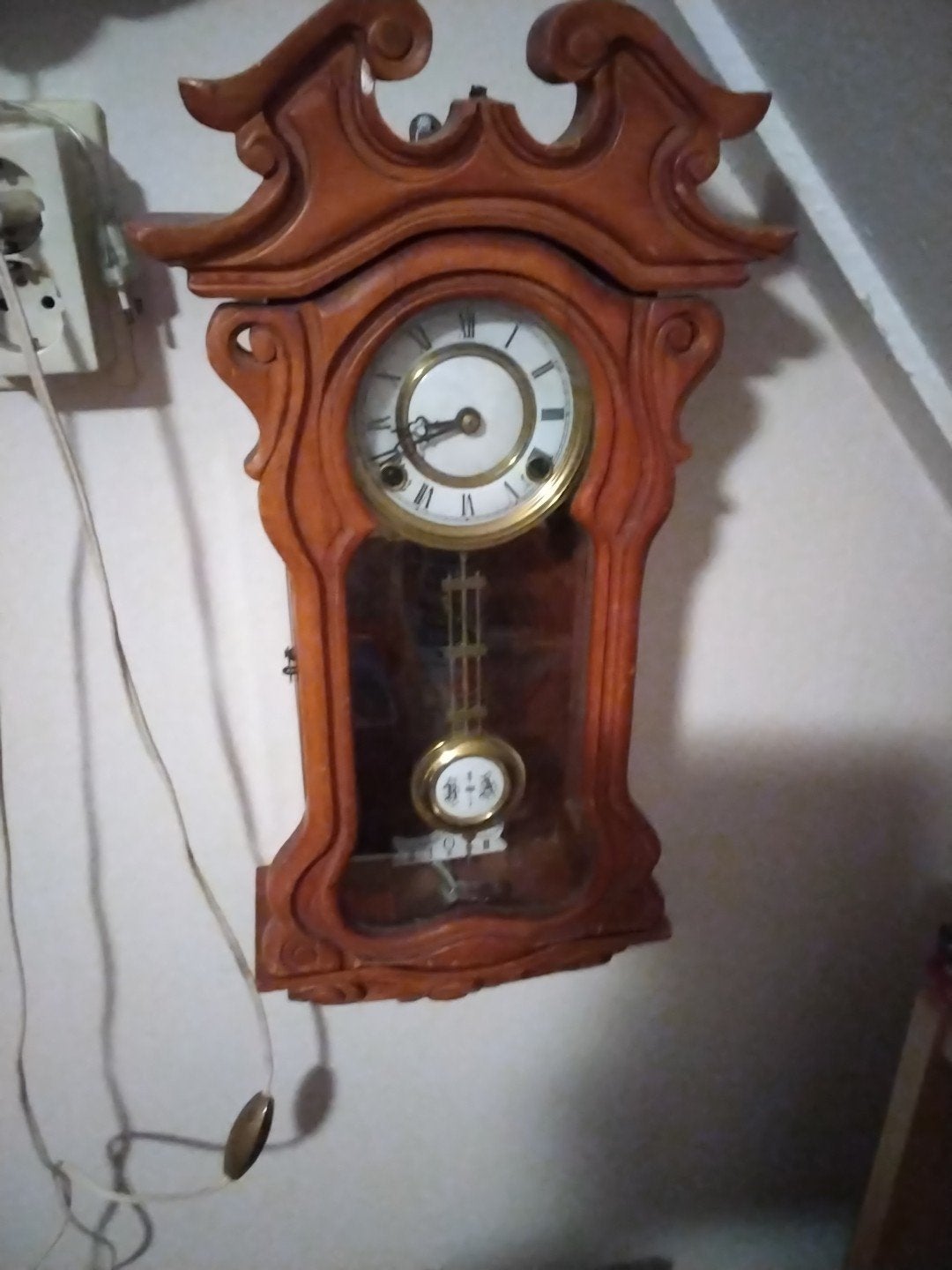 Antieke houten wandklok met slinger €30, Antiek en Kunst, Ophalen of Verzenden