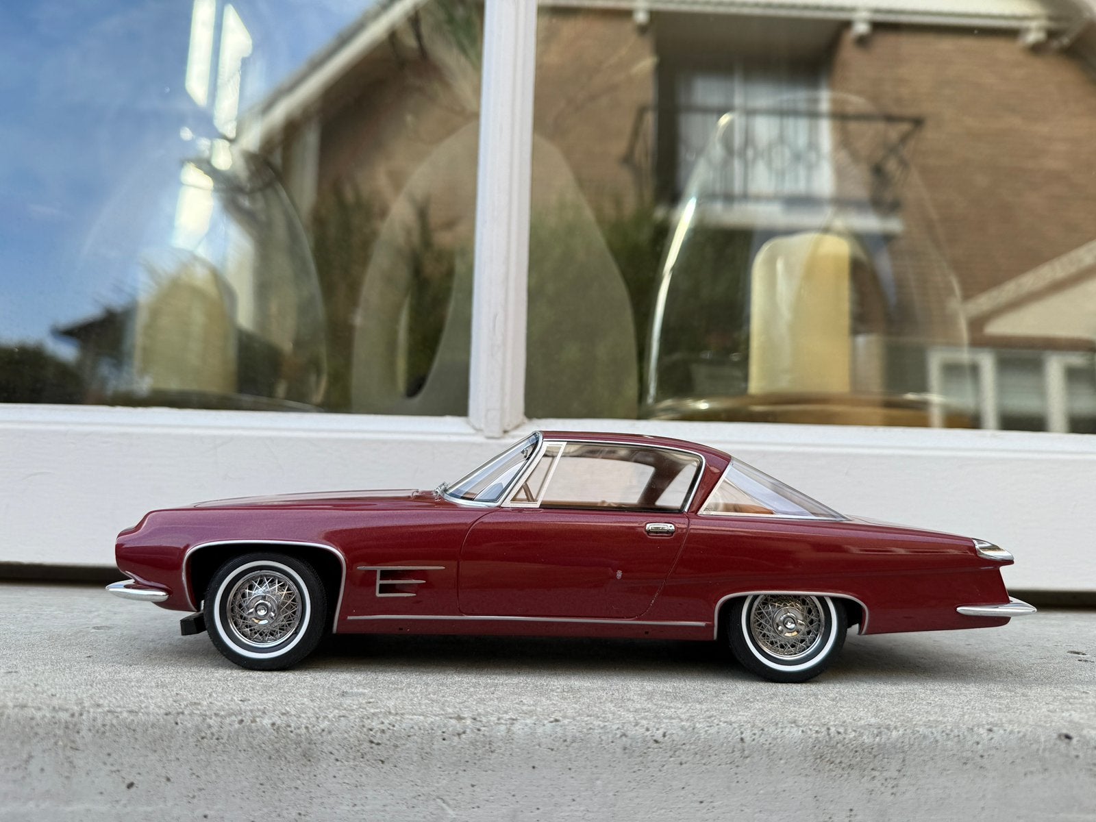 1:18 Dual Ghia L6 Coupe Metallic Red 1960 BOS Models BOS086, Hobby en Vrije tijd, Overige merken, Info@modelcarworld.com, Gebruikt