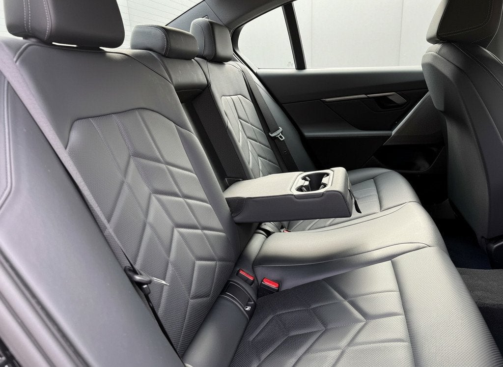 BMW i5 eDrive40 84 kWh, Edition-Sport | Camera | Navi & CarP, Auto's, BMW, Automaat, Achterwielaandrijving, Gebruikt, Zwart