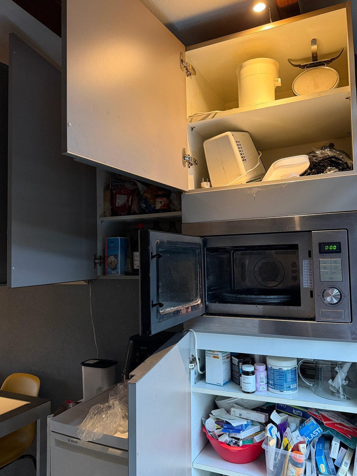 Foto 4 van Hoogglans zilverkleuringe keukenkasten