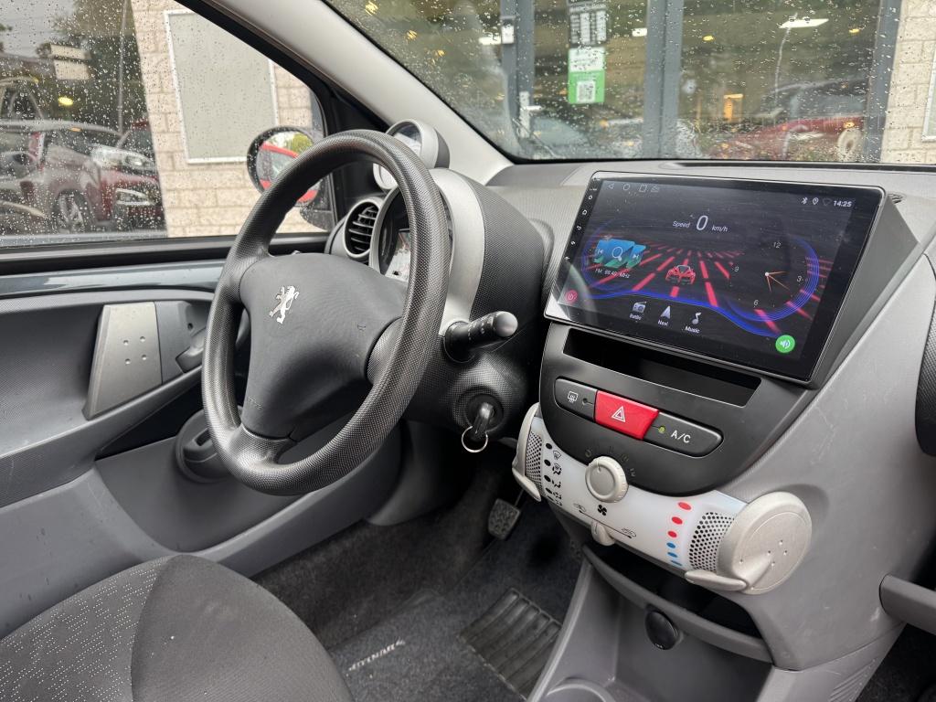 Peugeot 107 1.0-12V 3Drs Airco 4Nw Banden Carplay NAP, Auto's, Peugeot, Gebruikt, Metallic lak, 4 stoelen, 68 pk