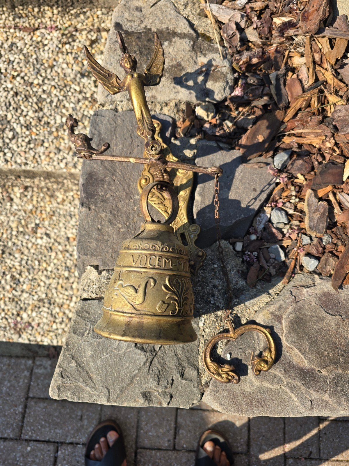 Antieke bronzen deurbel met engel en VOCEM-MEA inscriptie, Ophalen, Brons