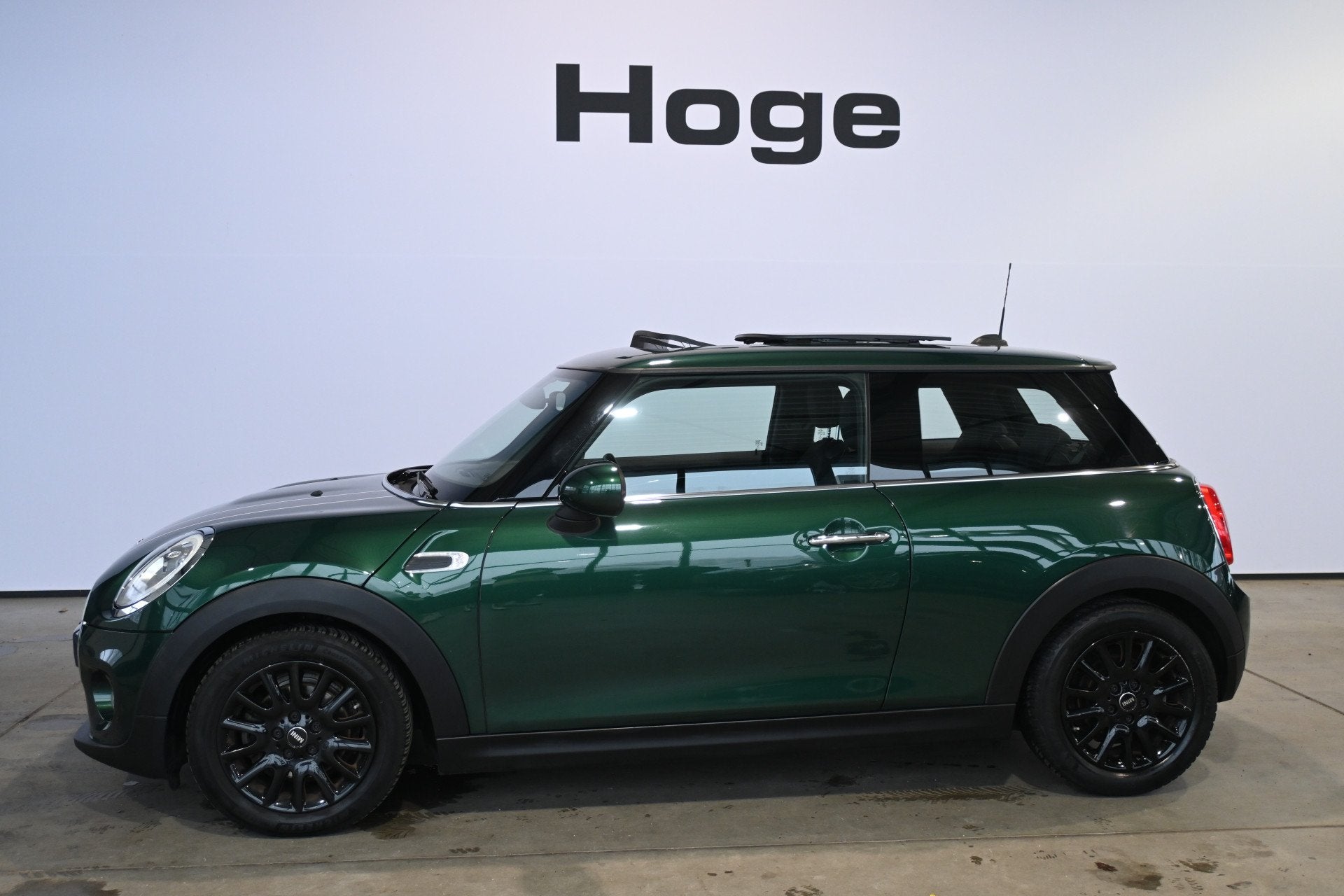 MINI Mini 1.5 Cooper Pepper Serious Business Automaat Naviga, Auto's, Gebruikt, Met garantie (alle), 4 stoelen, 49 €/maand
