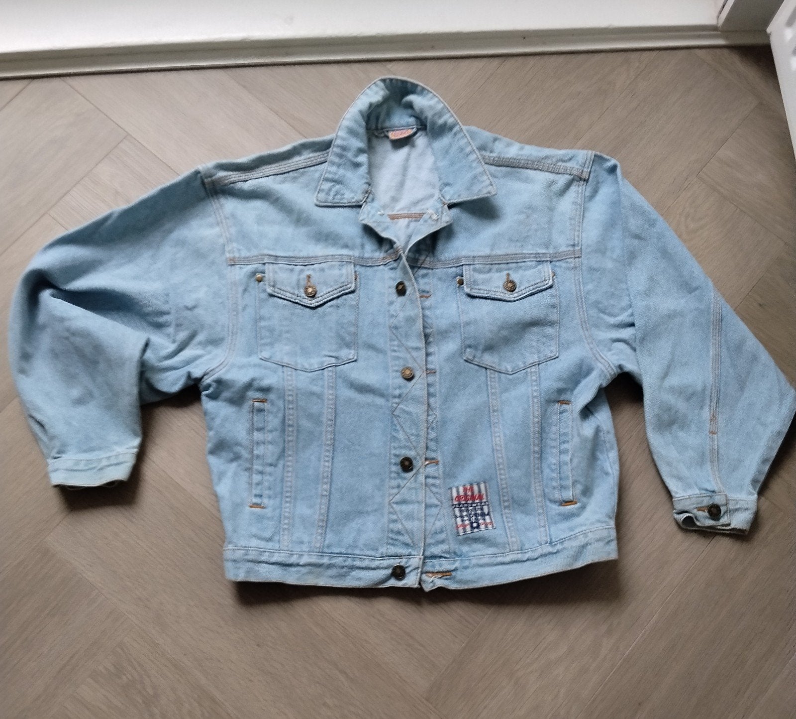 lichtblauw kort spijkerjasje, wijd model., Ophalen of Verzenden, Zo goed als nieuw, Blauw, W30 - W32 (confectie 38/40)
