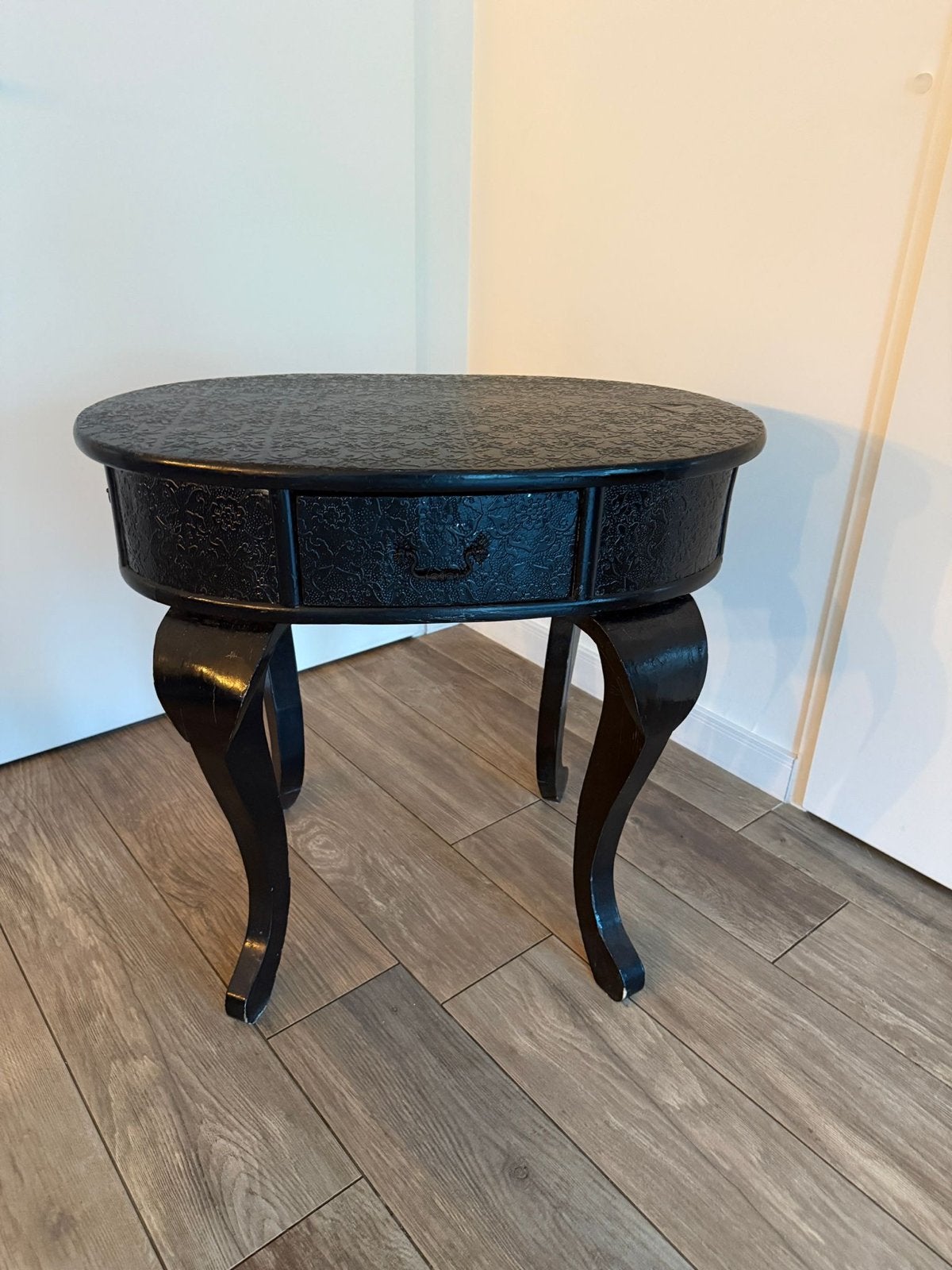 Pastoe zwarte ronde bijzettafel met lade, Huis en Inrichting, Gebruikt, Rond, 55 tot 75 cm, Hout
