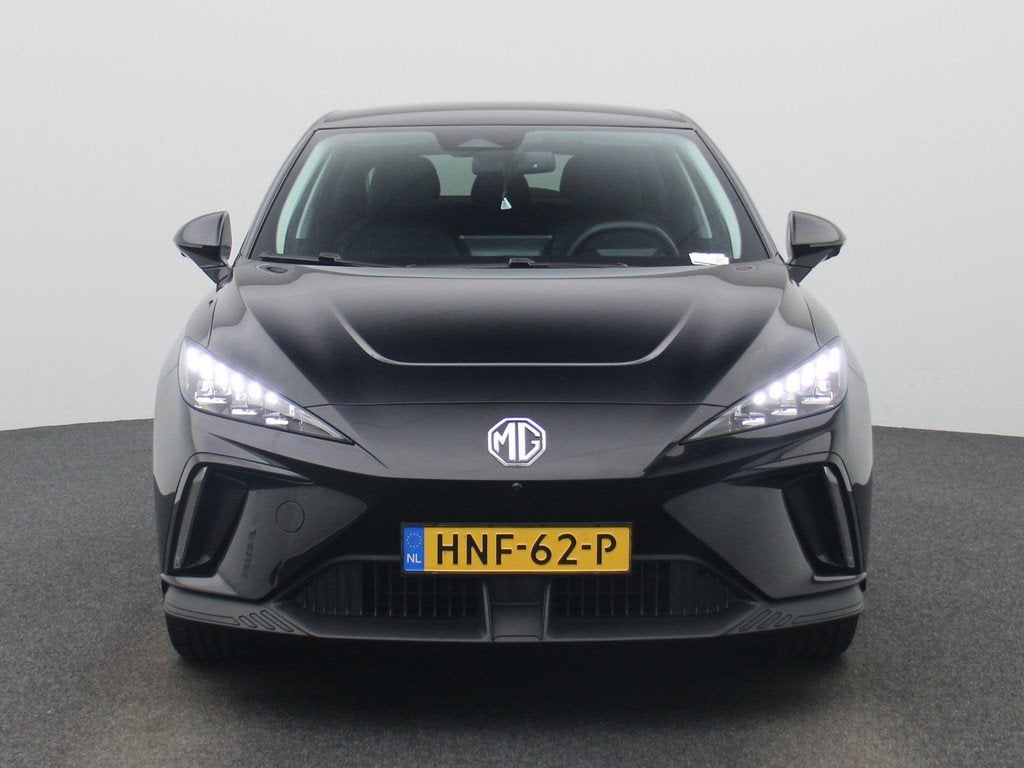 MG 4 Long Range Luxury 64 kWh, Auto's, MG, Automaat, 12 maanden, Achterwielaandrijving, Gebruikt