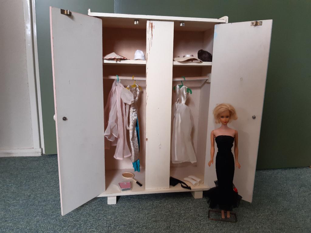 Barbie Kledingkast Hout 1964 Vintage Skipper Cindy Prachtig, Verzamelen, Poppen, Ophalen of Verzenden, Zo goed als nieuw, Overige typen