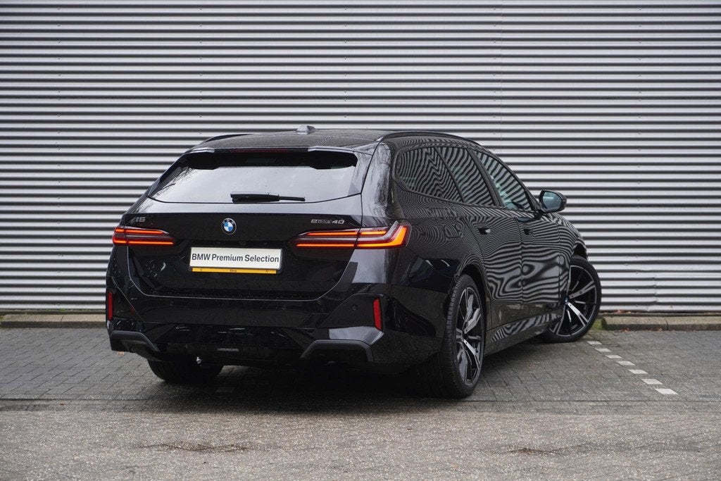 BMW i5 Touring eDrive40 M Sportpakket Pro | Panoramadak elek, Automaat, Achterwielaandrijving, 510 min, Zwart