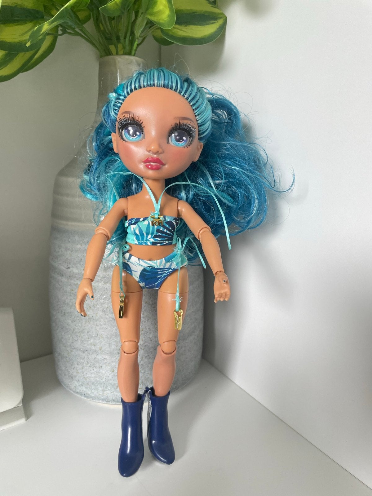 Rainbow High Pop met blauw haar en bikini, Kinderen en Baby's, Speelgoed | Poppen, Ophalen of Verzenden, Zo goed als nieuw, Overige typen