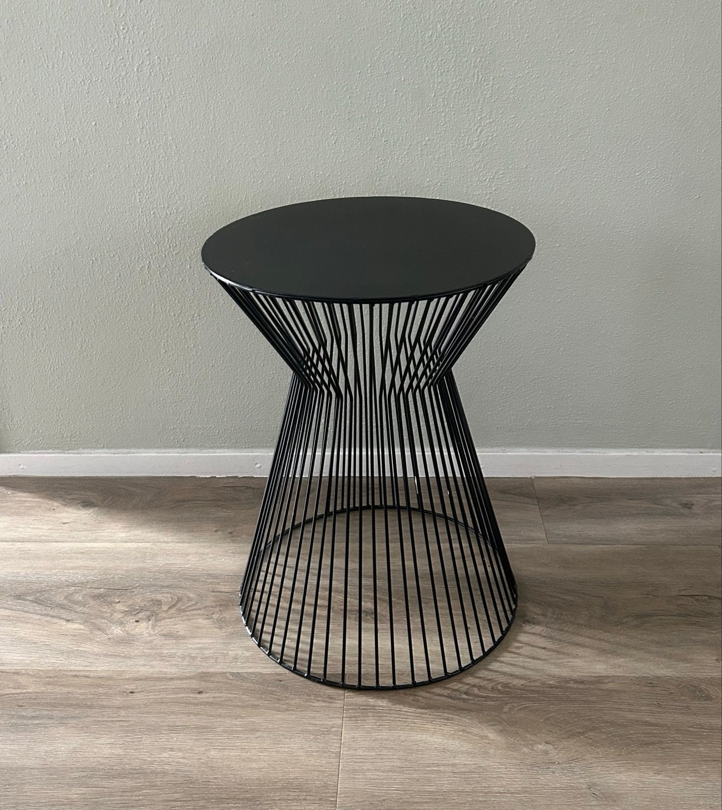 WOOOD Suus bijzettafel - Zwart metaal, zo goed als nieuw, Huis en Inrichting, Tafels | Bijzettafels, Zo goed als nieuw, Rond, 45 tot 60 cm