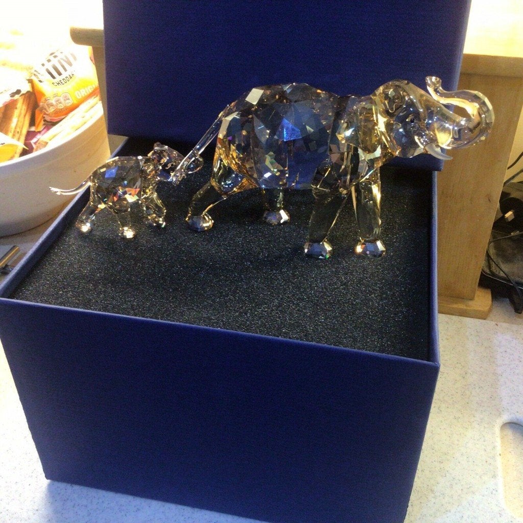 Swarovski olifant met jong incl doos & certificaat & plaquet, Ophalen of Verzenden, Nieuw, Figuurtje