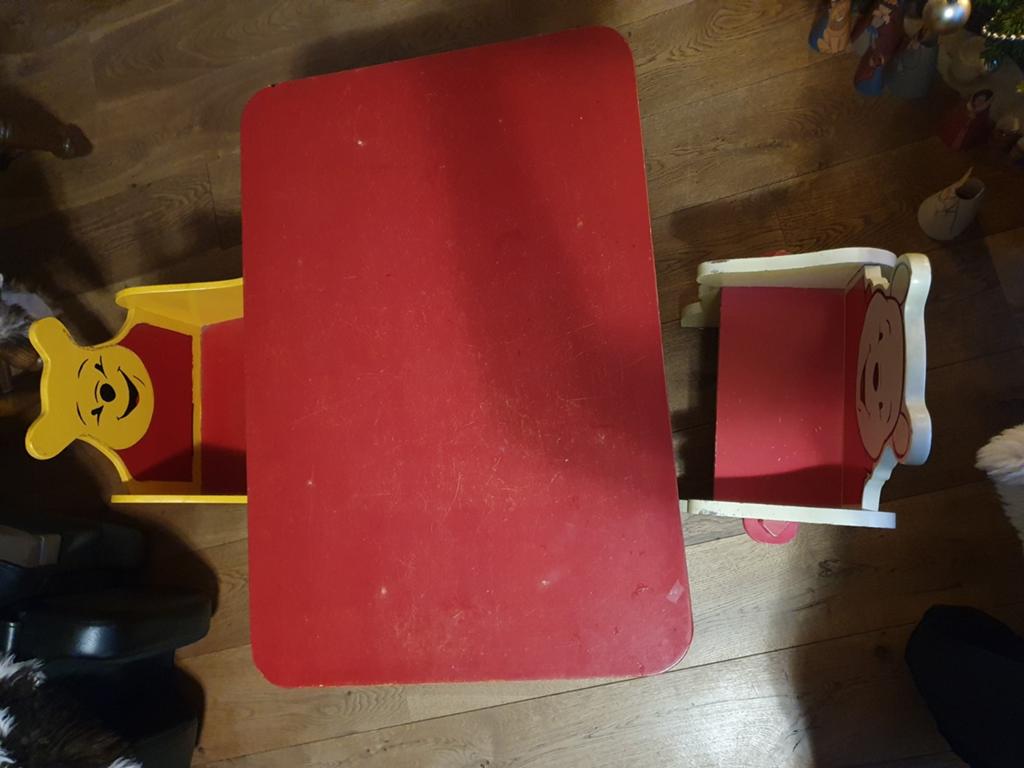 Winnie de Poeh kinder tafel en 2 stoeltjes, Kinderen en Baby's, Kinderkamer | Tafels en Stoelen, Ophalen of Verzenden, Gebruikt