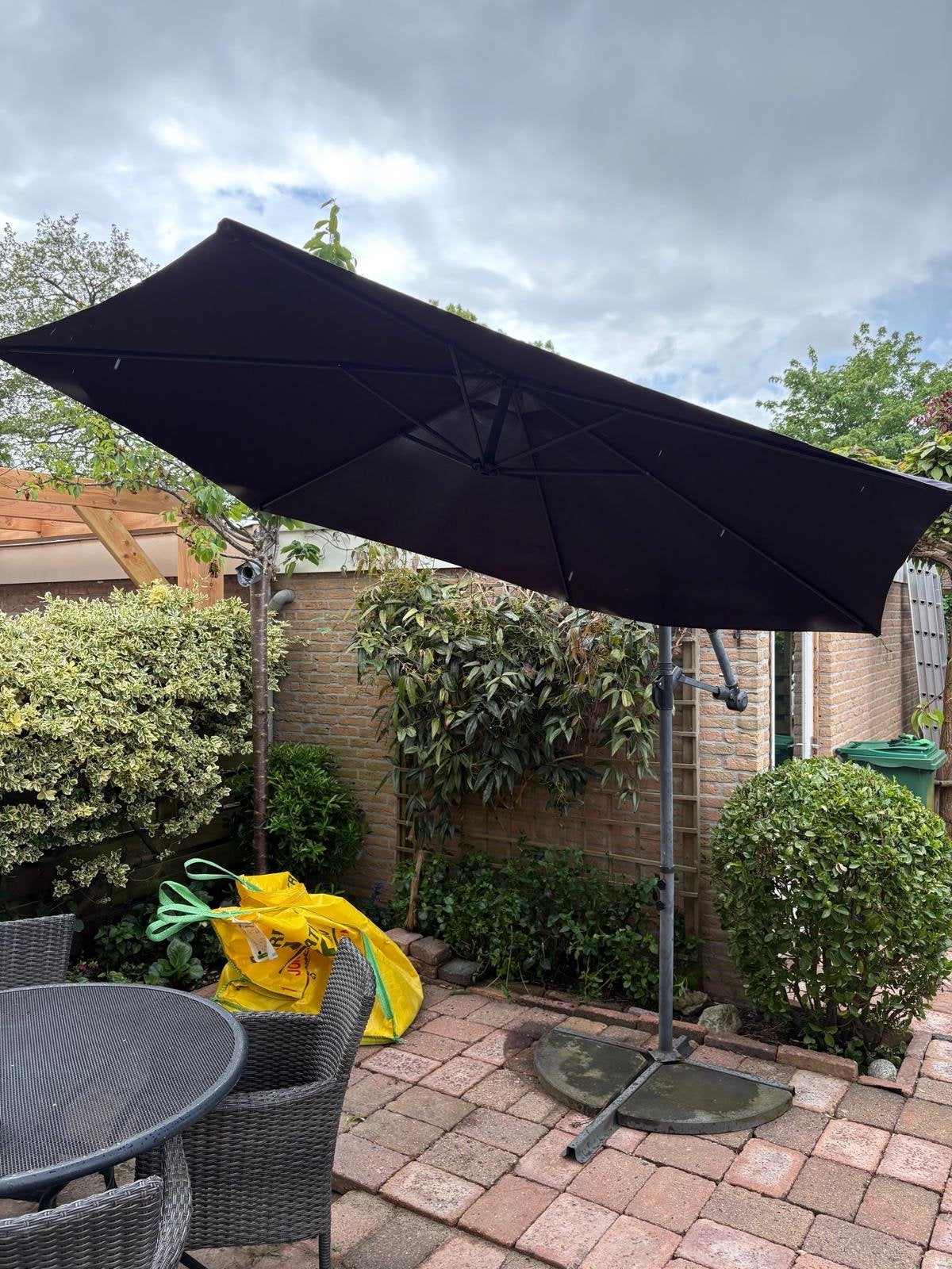 Zweefparasol - Zwart - Gebruikt, Tuin en Terras, Ophalen, Gebruikt, Kantelbaar, 2 tot 3 meter