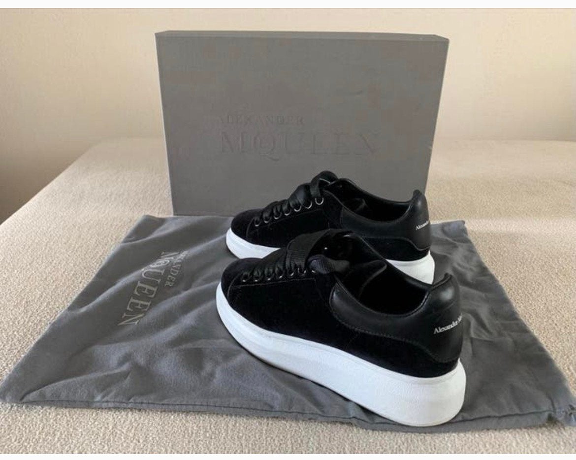 Alexander McQueen Suède Sneakers Zwart Maat 35, Kleding | Dames, Schoenen, Zwart, Ophalen of Verzenden, Sneakers of Gympen, Zo goed als nieuw