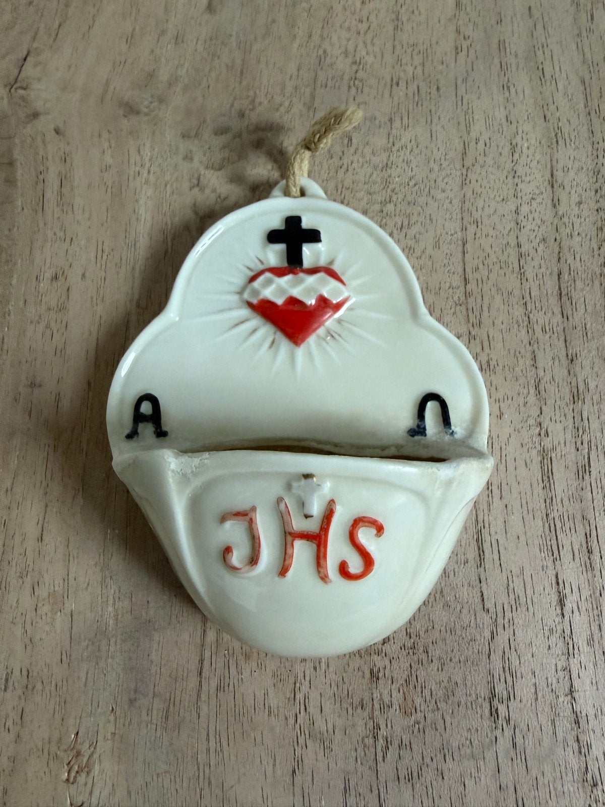 Antiek Keramiek Wijwaterbakje – Heilig Hart & JHS Monogram, Ophalen of Verzenden