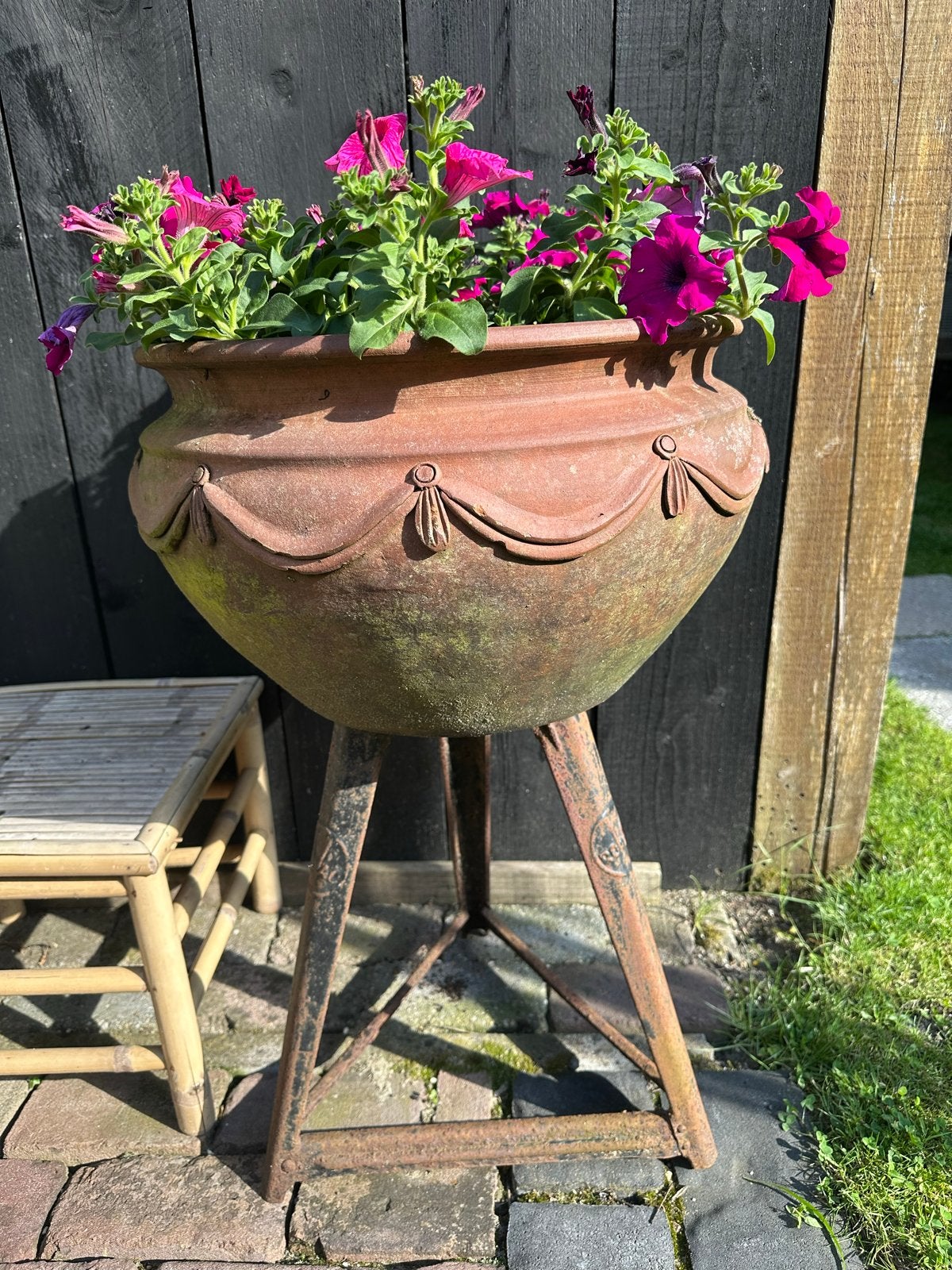 Grote Terracotta Italiaanse bloempot op metalen standaard, Tuin en Terras, Bloempotten, Ophalen, Gebruikt, Balkon, 40 cm of meer