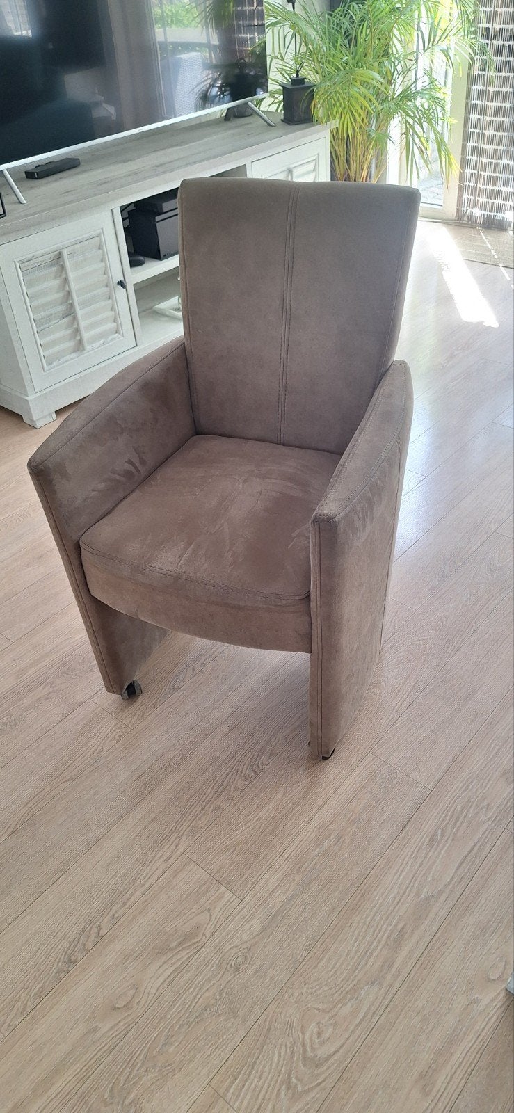 Te koop 4 eetkamerstoelen op wieltjes, Ophalen