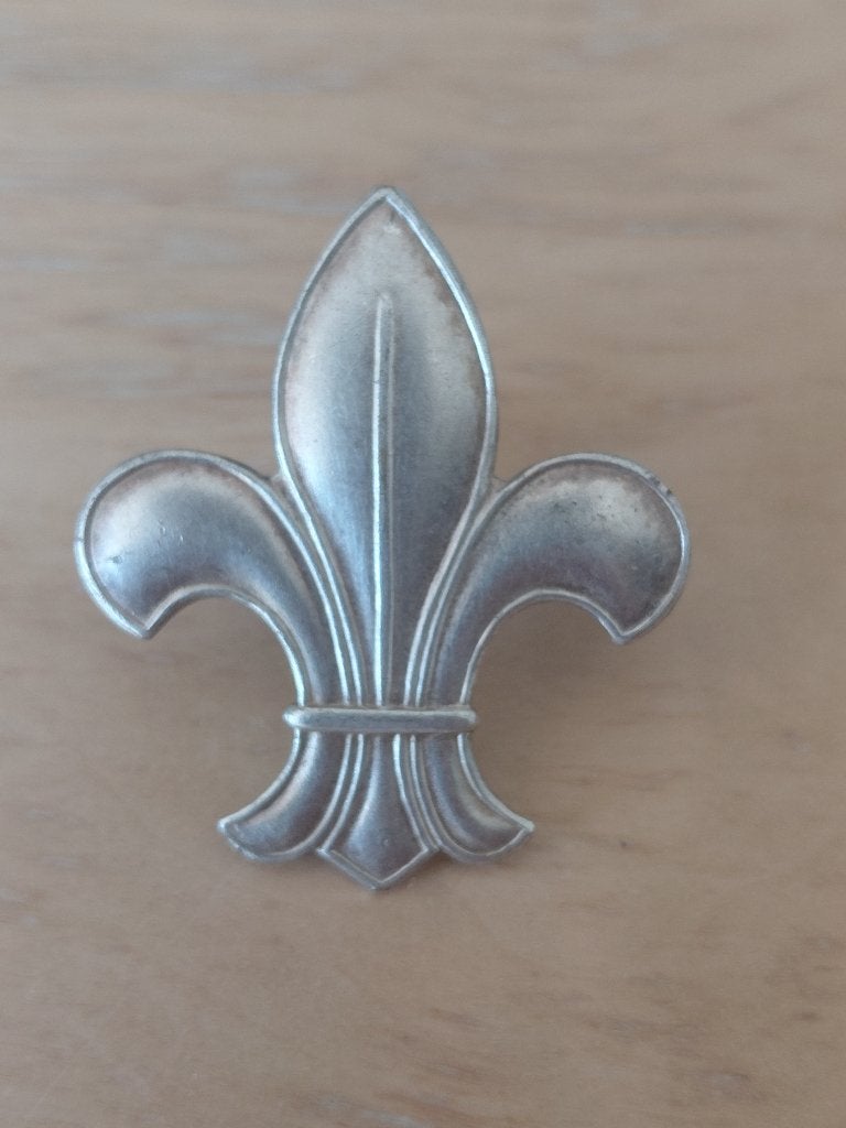 Baret / hoed embleem Franse lelie jaren 50. 4cm bij 3,5 cm., Verzamelen, Scouting, Ophalen of Verzenden, Zo goed als nieuw, Embleem, Speld of Insigne