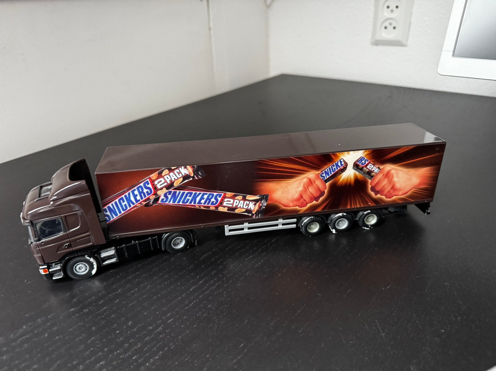 Lion-Toys 1:50 Scania Snickers Promo – Onbespeeld in doos, Hobby en Vrije tijd, Modelauto's | 1:50, Ophalen of Verzenden, Zo goed als nieuw