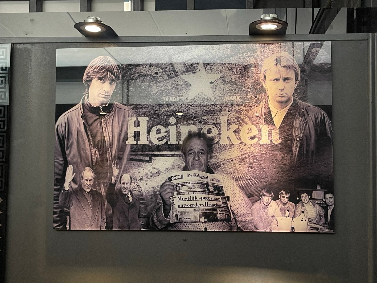 Plexiglas Heineken ontvoering 90x60 cm, Huis en Inrichting, Woonaccessoires | Schilderijen, Tekeningen en Foto's, 50 – 75, Overige typen