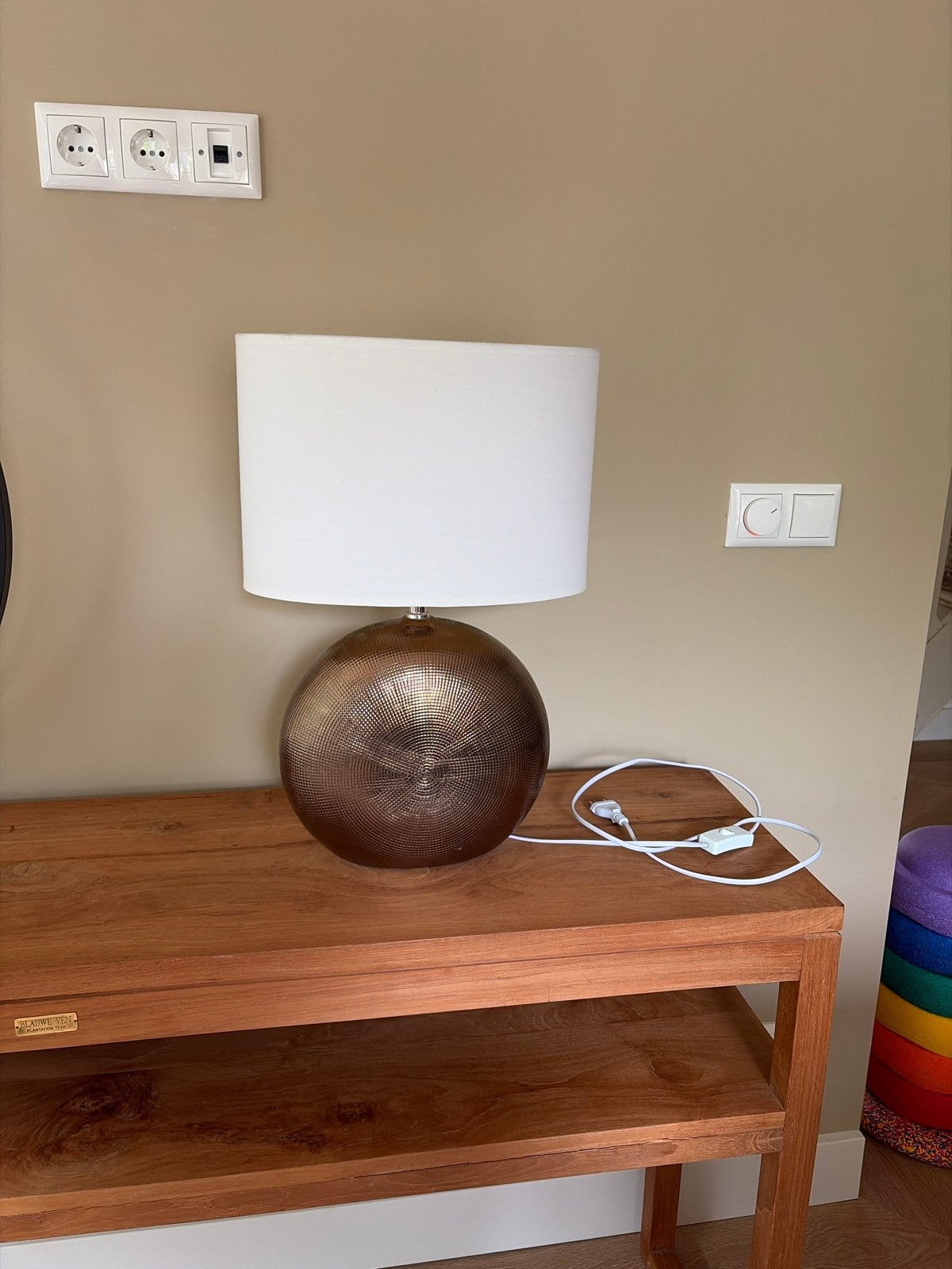 Tafellamp met ovale wit/crème kap en bronzen voet, Ophalen, Gebruikt, 52 cm, Wit
